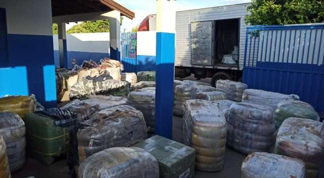 De jaquetas a &oacute;culos, caminh&atilde;o lotado de contrabando &eacute; apreendido no interior