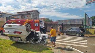 Depois do acidente, o carro chegou a capotar na Rua Sebastião Lima (Foto: Marcos Maluf)