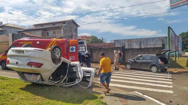 Carro com 3 crianças capota perto da Avenida Ernesto Geisel