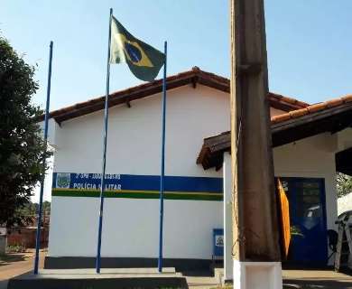 Sem roupa, homem &eacute; encontrado morto com facada no peito