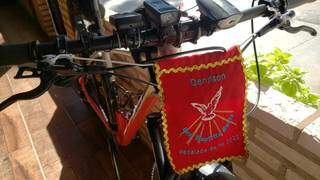 Bicicleta equipada com bandeira feita por Denilson. (Foto: Arquivo Pessoal)