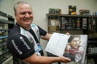 Anderson com livro sobre Ayrton Senna (Foto: Kísie Ainoã)