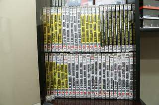 DVDs organizados de Anderson com capas amarelas, brancas e pretas (Foto: Kísie Ainoã)