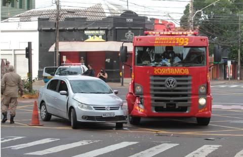 Viatura do bombeiro se envolve em acidente a caminho de ocorrência em hospital