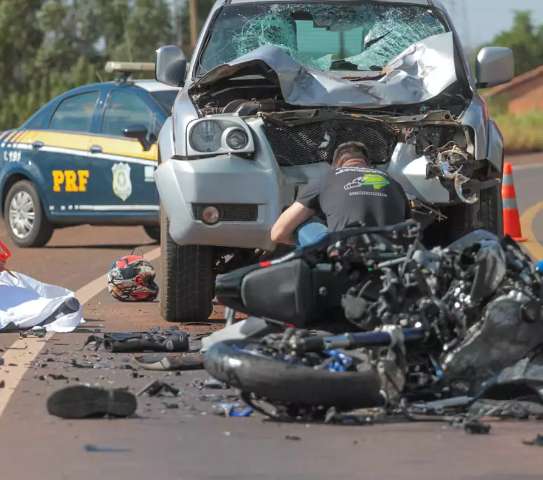 PRF que seguia em comboio de motos morre ao bater de frente em caminhonete 