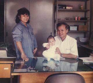 Amanda bebê com os avós, Motoyuki e Asako Koba. (Foto: Arquivo Pessoal)