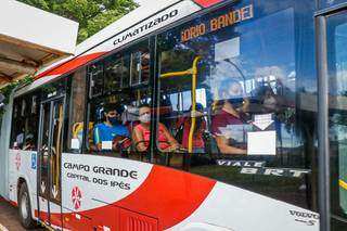 Ônibus do transporte coletivo em Campo Grande. (Foto: Henrique Kawaminami/Arquivo)