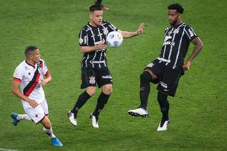 Jogada durante a partida desta noite. (Foto: Estadão Conteúdo) 