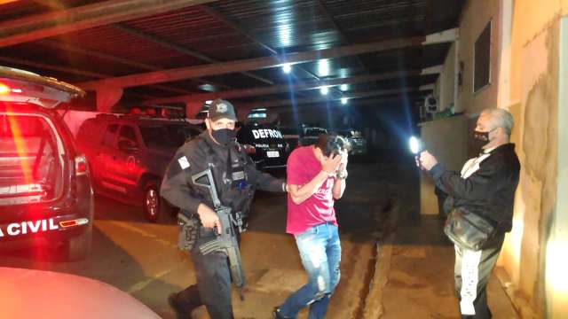 Homem &eacute; preso com dois fuzis avaliados em R$ 30 mil 