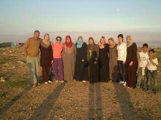 Ashjan com a família na Palestina durante viagem em 2011 (Foto: Arquivo Pessoal)