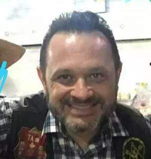 Com 22 caminh&otilde;es na rua, amigos fazem buzina&ccedil;o em homenagem &agrave; v&iacute;tima da covid