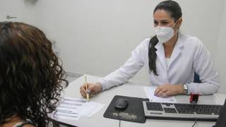 Médica atende em unidade de saúde de Campo Grande (Foto: PMCG)