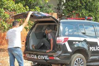 O idoso foi preso após denúncia anônima que levou a Polícia até a sua casa. (Foto: Marcos Maluf)