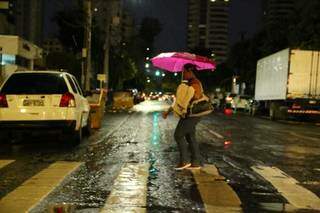 Chuva faz tarde virar noite em Campo Grande, depois de 9 dias