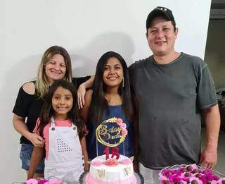 A família no aniversário de Maria Eduarda. Papéis de adoção ficaram prontos no mesmo dia. (Foto: Arquivo Pessoal)
