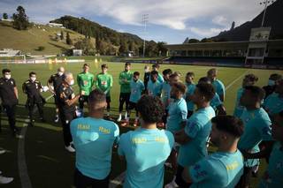 Jogadores da seleção brasileira ouvem técnico Tite antes de treino (Foto: CBF)