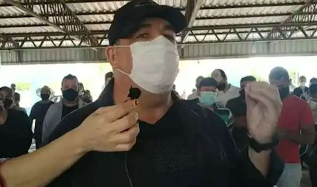 Líder de protesto de comerciantes é preso durante aglomeração na prefeitura