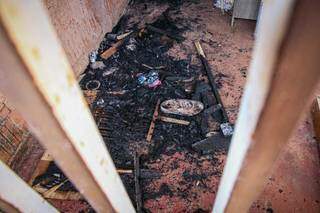 Na casa da vítima, móveis e roupas viraram cinzas (Foto: Henrique Kawaminami)