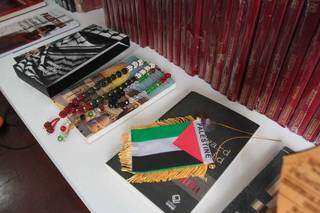Bandeira da Palestina sobre os livros de Ashjan (Foto: Marcos Maluf)