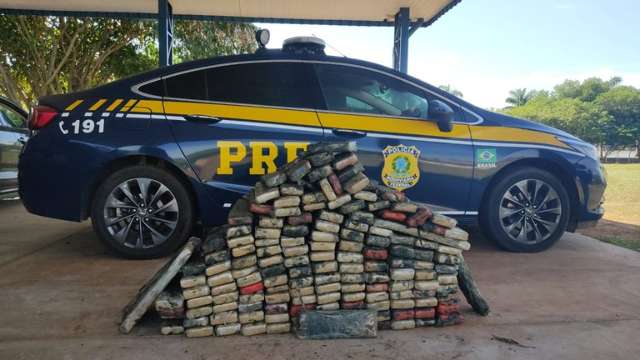 Trio &eacute; preso com 188 quilos de maconha que seriam entregues em Minas Gerais 