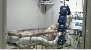 Paciente internado por covid-19 em UTI no Hospital Regional de Mato Grosso do Sul (Foto: Divulgação/HRMS)