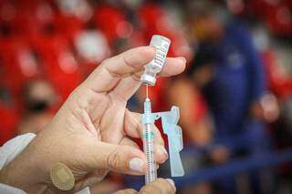 Dosa da vacina contra a covid-19. (Foto: Henrique Kawaminami) 