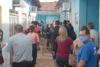 Situação provocou aglomeração no portão destinado aos exames (Foto: Marcos Maluf)