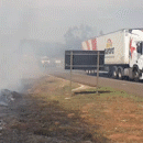 Incêndio às margens da BR-163 dificulta visão de motoristas na saída para Cuiabá