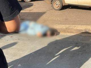 Homem foi morto a tiros de fuzil no meio da rua na fronteira (Foto: Direto das Ruas)