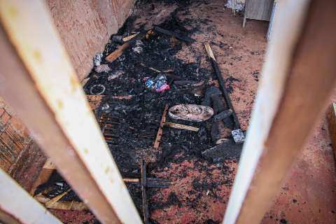 Homem arromba casa e ateia fogo nas roupas e documentos de ex-namorada