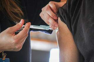 Profissional de saúde aplica dose do imunizante em homem na Capital (Foto: Arquivo)