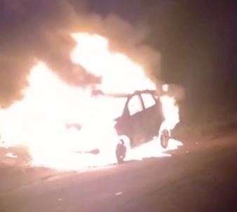 Carro que pode ter sido usado em execu&ccedil;&atilde;o &eacute; incendiado na fronteira 