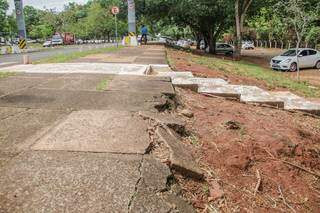 Calçadas deterioradas são apenas um dos problemas de estrutura na regiçao. (Foto: Arquivo)