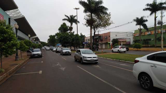 Polícia notifica, mas não consegue impedir carreata contra lockdown