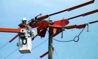 Funcionário da Energisa durante manutenção em redes de energia elétrica. (Foto: Divulgação)