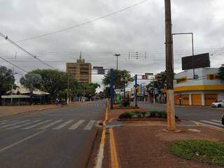 Avenida Marcelino Pires, no centro de Dourados, quase vazia (Foto: Dourados Informa)