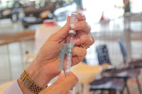 Prefeitura retoma vacinação contra covid por idade nesta quarta-feira à tarde