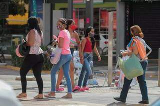 Mulheres andam pela região central de Campo Grande (Foto: Marcos Maluf)
