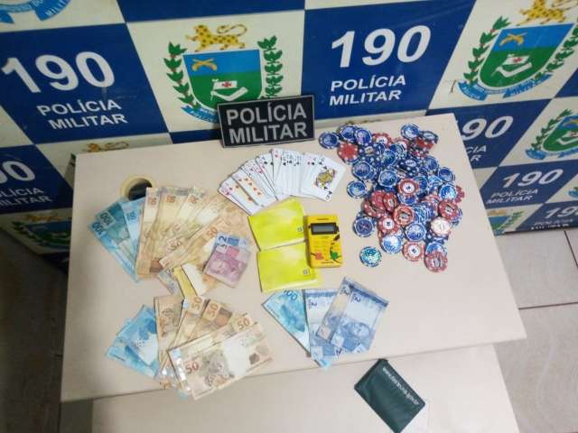 PM descobre roda de jogos de azar e manda sete apostadores para a delegacia 