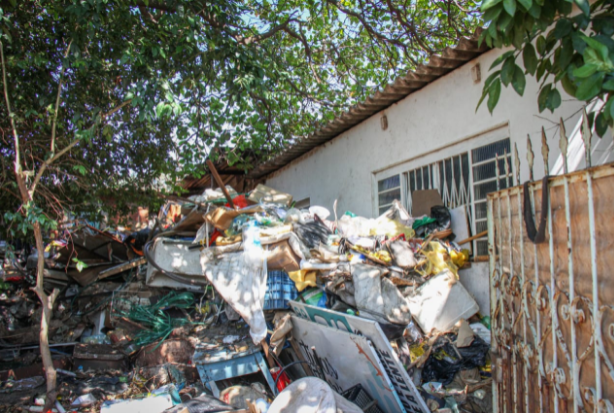 Preso com toneladas de lixo em casa &eacute; liberado, mas ter&aacute; de procurar tratamento