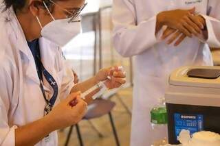 Profissional de saúde prepara injeção com vacina contra a covid-19 (Foto: Paulo Francis/Arquivo)