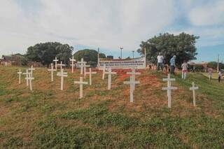 Moradores instalam cruzes em protesto por construção de unidade de saúde Moradores instalam cruzes em protesto por construção de unidade de saúde