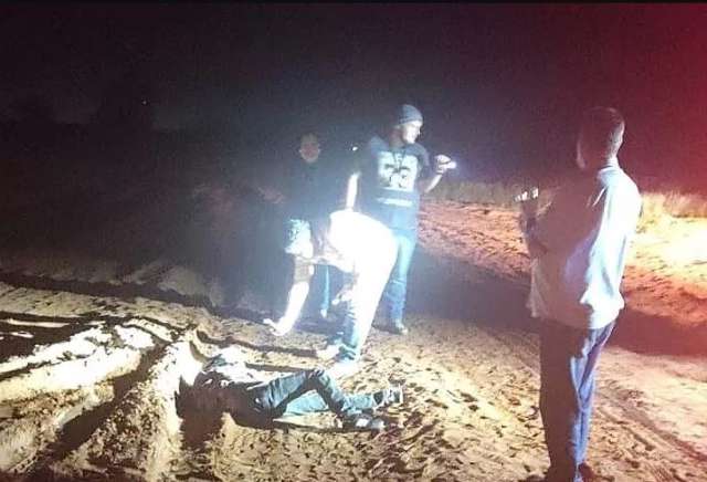 Garoto encontrado morto tinha 17 anos e foi alvo de pelo menos 4 tiros 