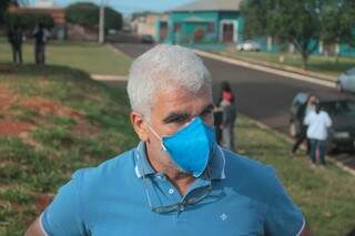 Moradores instalam cruzes em protesto por construção de unidade de saúde Moradores instalam cruzes em protesto por construção de unidade de saúde