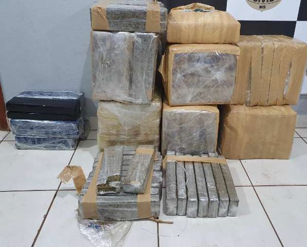 Adolescente tenta fugir pelos corredores da rodovi&aacute;ria ao ser flagrada com droga