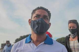 Moradores instalam cruzes em protesto por constru&ccedil;&atilde;o de unidade de sa&uacute;de