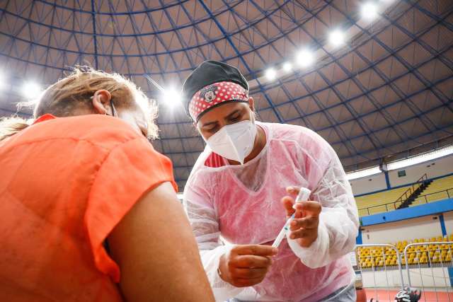 Lactantes s&atilde;o inclu&iacute;das na vacina&ccedil;&atilde;o contra covid-19 em MS