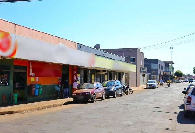 Irritado com demora, idoso saca arma e atira em fila de mercado 
