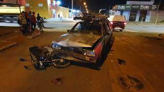 Veículos envolvidos no acidente que resultou na morte do motociclista. (Foto: Clayton Neves)