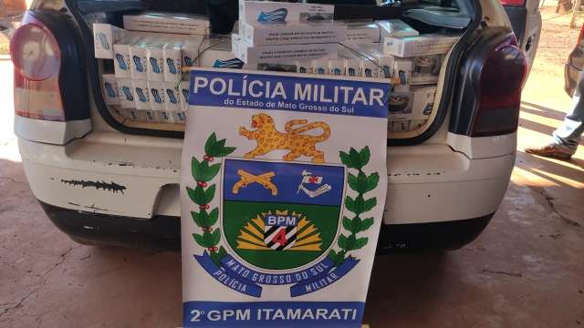 Policiais ajudam casal a trocar pneu furado e descobrem 399 caixas de cigarro